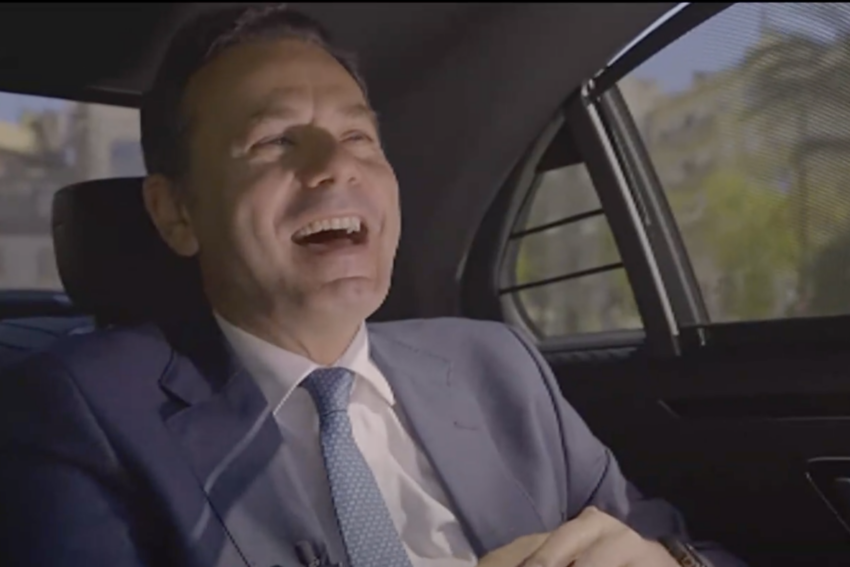 Luís Montenegro no carro. Crédito: Vídeo Governo Portugal | DR