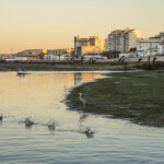 Abrigue-se da chuva forte: nesta cidade do litoral por onde muitos passam e poucos visitam o sol está garantido e há passeios de barco a 5€