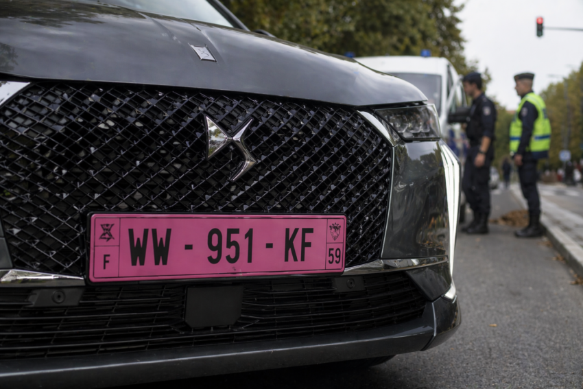 Carro com a matrícula cor-de-rosa. Crédito: Foto AI