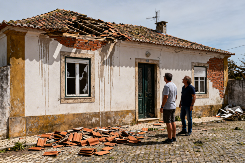 Casa afetada por um temporal. Crédito: Freepik AI