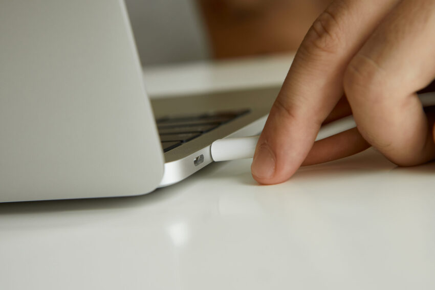 Cabo a ser ligado a um computador. Crédito: Freepik