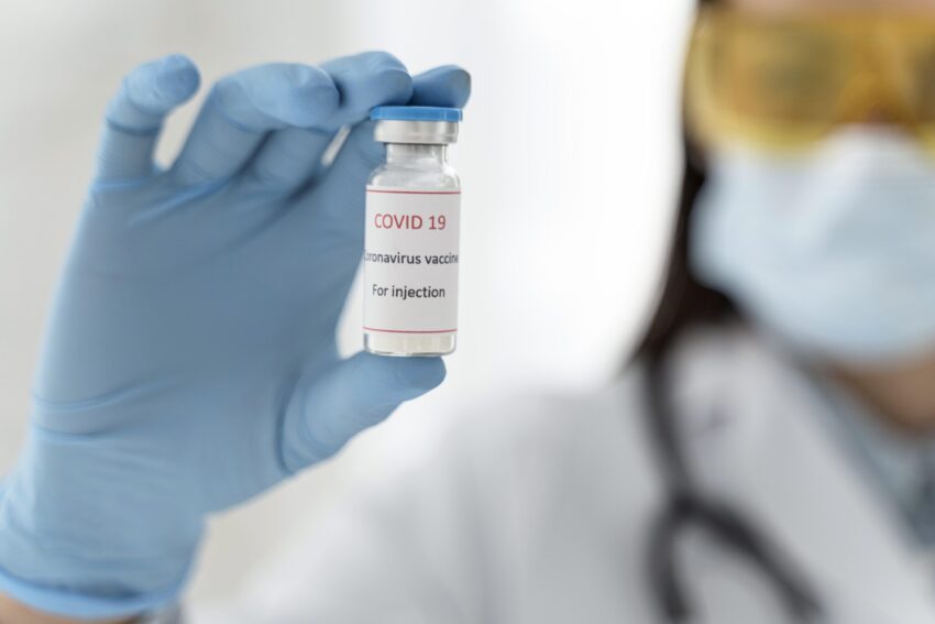 Recipiente com liquido para vacina covid-19. Crédito: Freepik