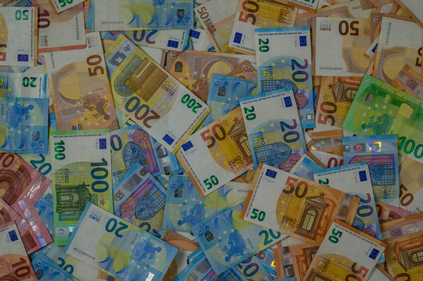 Várias notas de euro. Crédito: Freepik