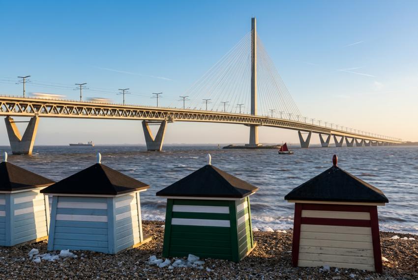 Ponte sobre o rio. Crédito: Freepik AI