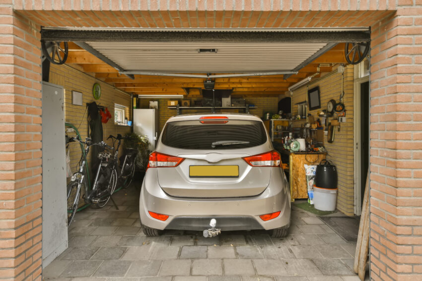 Carro estacionado na garagem. Crédito: Freepik