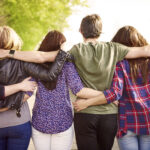 Jovens convivem menos com amigos, revela estudo sobre amizade