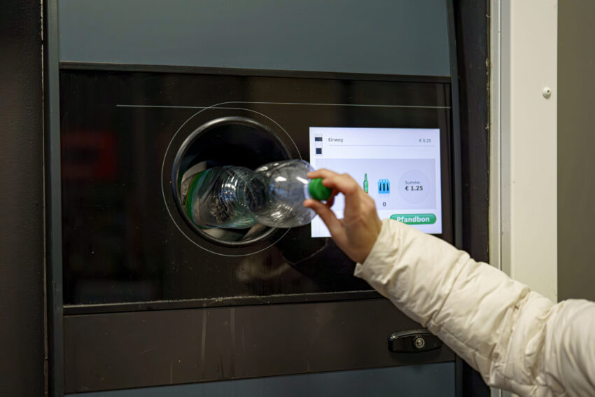 Garrafa a ser inserida em sistema de recolha. Crédito: Freepik