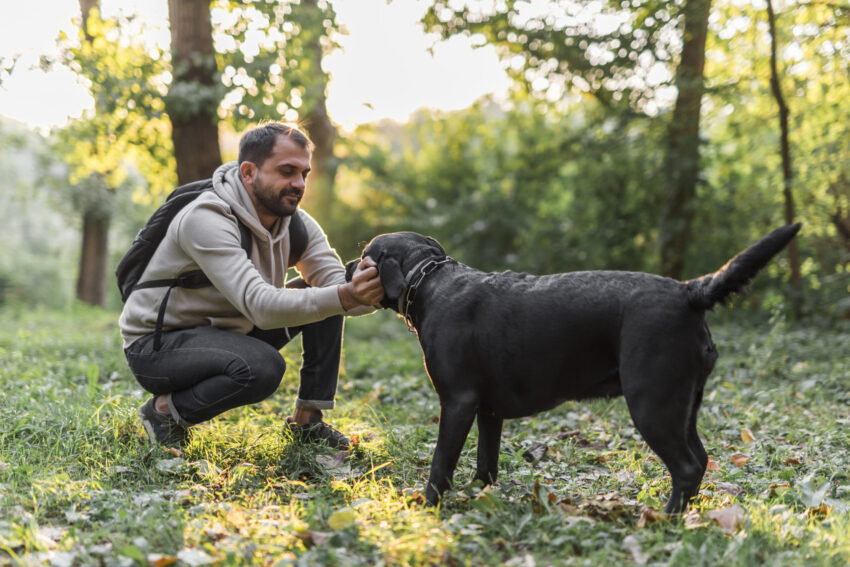 Homem com um cão.