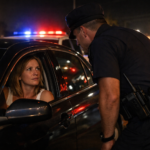 Mulher de 52 anos seguia embriagada a conduzir ‘à inglesa’ e falhou até no momento de mostrar a carta