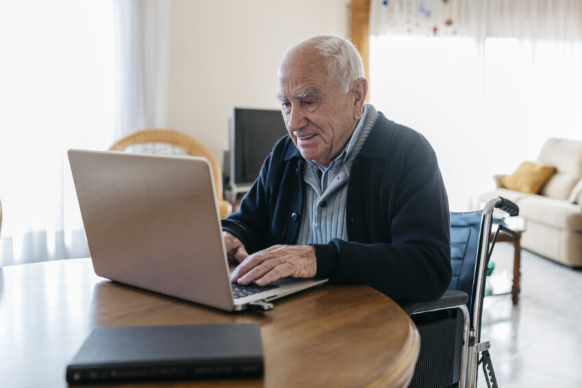 Homem a usar computador numa secretária. Crédito: Freepik