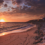 Esta cidade que não fica no Algarve é a “rainha das praias de Portugal” e o marisco come-se por 10€