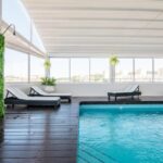 “Longe da praia, perto do coração”: este hotel com piscina de água quente fica numa cidade algarvia onde se come cataplana e uma noite custa 45€