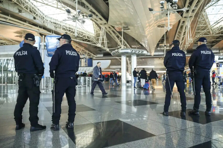 Agentes da PSP no aeroporto.