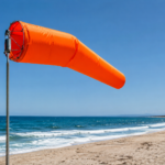 Já viu uma manga laranja na praia? Saiba o que significa e o que deve fazer para evitar problemas
