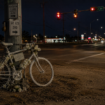 Viu uma bicicleta pintada de branco na beira da estrada? Saiba o que significa e o que deve fazer