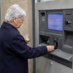 Tem uma fortuna em moedas ‘esquecidas’ em casa? Há máquinas onde pode depositá-las na conta sem passar pelo balcão