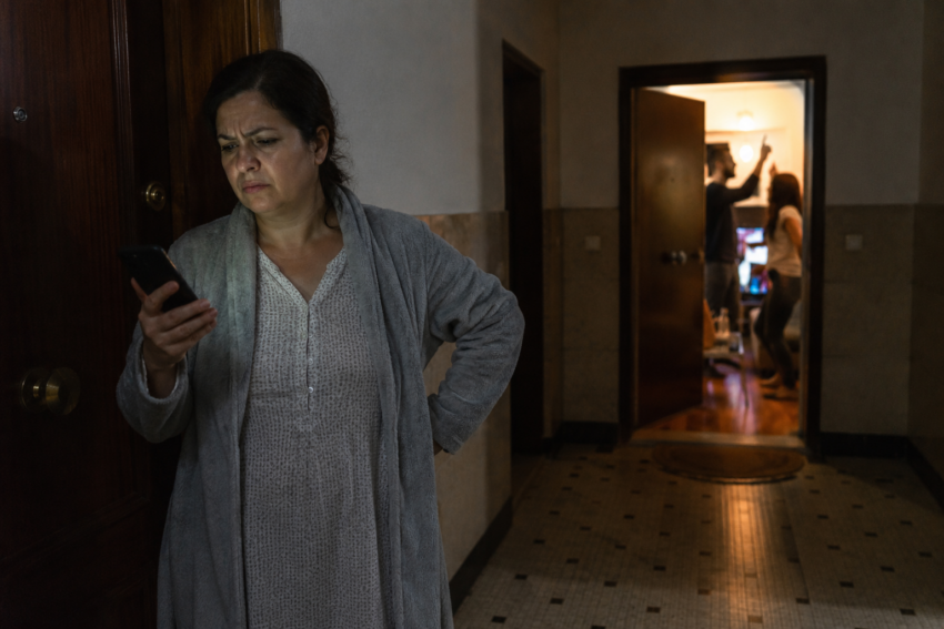 Mulher incomodada com barulho dos vizinhos. Crédito: Foto AI