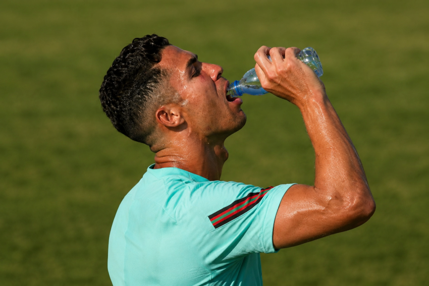 Cristiano Ronaldo a hidratar-se. Crédito: Foto AI