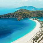 Britânicos elegem esta vila ‘escondida’ com praias paradisíacas e temperaturas altas como a melhor da Europa para férias