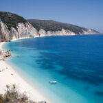 Esta praia paradisíaca foi eleita a melhor da Europa pelo cenário natural único e é assim que se chega lá a partir de Portugal