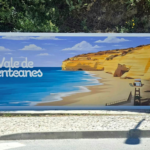 Stephen Jones cria mural inspirado na Praia de Vale de Centeanes em Carvoeiro