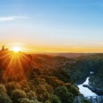 Este cenário digno de postal é o ponto mais a leste do país e é ali que o sol nasce primeiro em Portugal