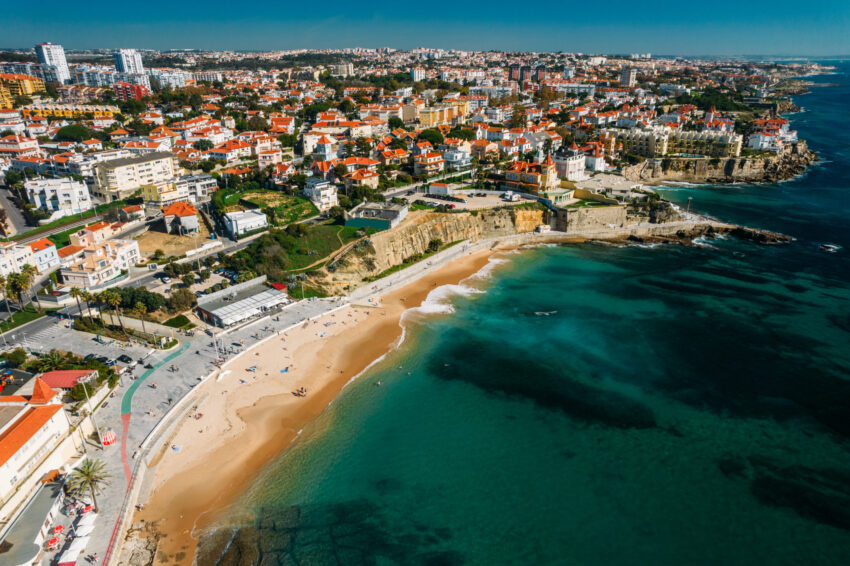 Vista aérea da Praia da Poça, em Cascais.