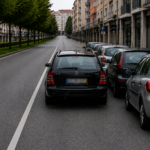 Saiba se é legal pisar o traço contínuo para contornar um carro parado em segunda fila