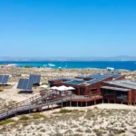 Fica no Algarve a ilha onde está o ponto mais a sul de Portugal continental e ali há um restaurante onde o marisco chega de barco