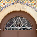 Visita guiada convida a descobrir as fachadas azulejadas de Tavira