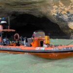 Barco vira nas grutas de Benagil e obriga ao resgate de 12 pessoas