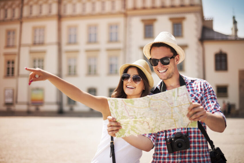 Casal de turistas com mapa na mão. Crédito: Magnific