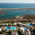 ‘O que conta é o interior e o exterior’: este resort no Algarve tem ofertas com pensão completa a partir de 70€ e o barco para a praia é gratuito