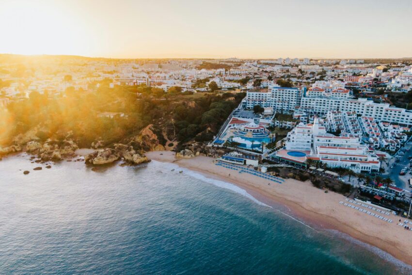 Praia da Oura, Albufeira. Crédito: Unsplash