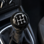 Viu a letra D num carro de transmissão manual? Saiba o que significa