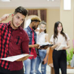 “Existem empresas a fazer vendas agressivas de curso em escolas?”