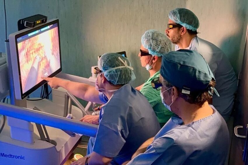 Médicos a realizarem cirurgia robótica no Algarve.