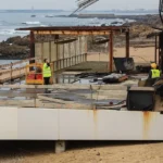 Lembra-se deste bar de praia? APA começou a demolir o “pequeno monstro” que estava há anos em ruinas