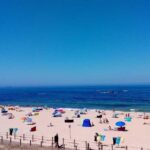 Vá de ‘mãos a abanar’: quatro praias portuguesas têm espreguiçadeiras e para-ventos gratuitos para os banhistas