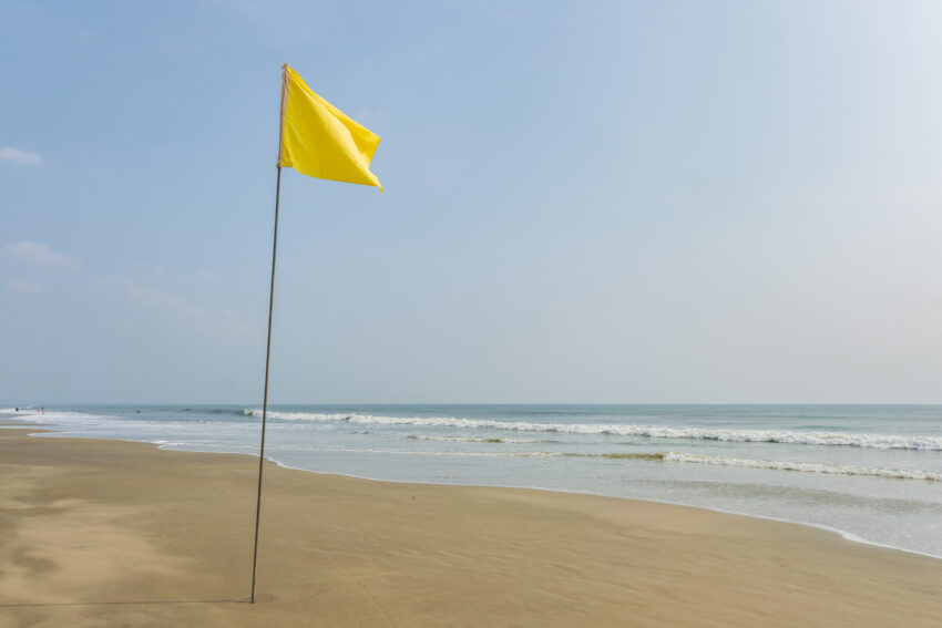 Bandeira amarela na praia. Crédito: Magnific