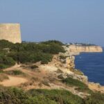 Este trilho no Algarve segue sempre junto ao mar e liga arribas, grutas e pequenas praias até ao Paraíso