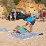 Lembra-se disto? Carro ‘estacionou’ em pleno areal de praia de Albufeira: “Tenho sempre lugar na areia” [vídeo]