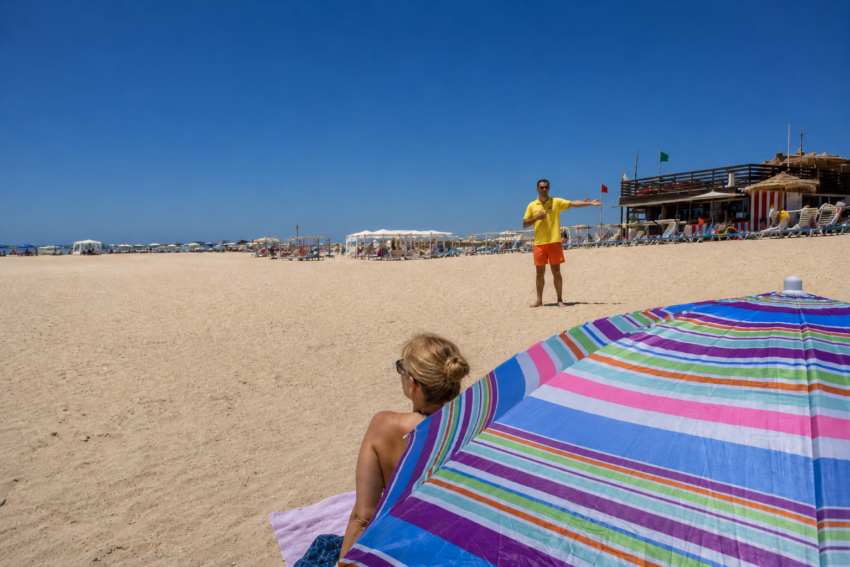 Guarda-sol colocado à frente de concessão na praia. Crédito: Foto AI