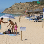 Pode pôr o chapéu de sol em frente às concessões? DECO PROteste esclarece direitos dos banhistas e multas na praia