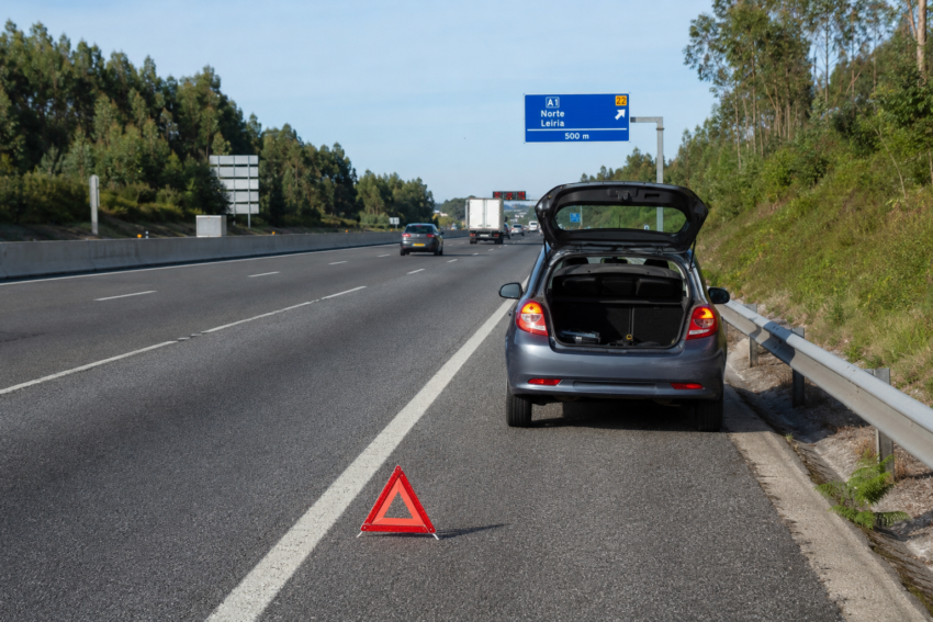 Carro parado na autoestrada. Crédito: AI
