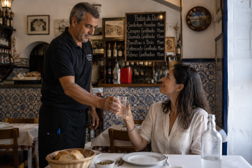 Cliente a receber copo de água. Crédito: Foto AI