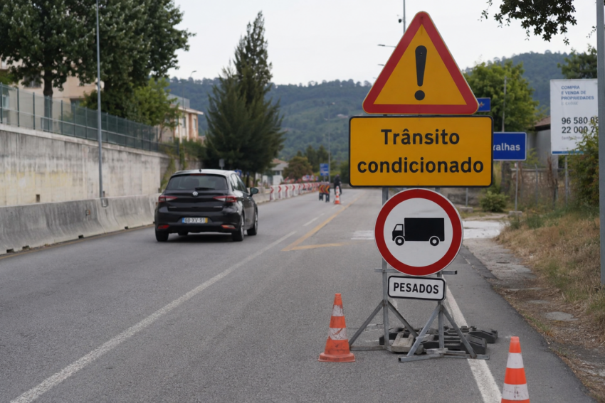 Trânsito condicionado e sinalização de obras. Crédito: Foto AI