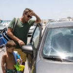 Adeus carro a escaldar no verão: aprenda truques simples para baixar a temperatura no interior antes de entrar