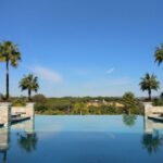 Hotel no Algarve onde ficaram os convidados do casamento da cantora das Little Mix tem 5 piscinas e serve refeições durante todo o dia
