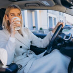 Atenção condutores: este hábito ‘inofensivo’ ao volante não é proibido mas pode acabar em multa